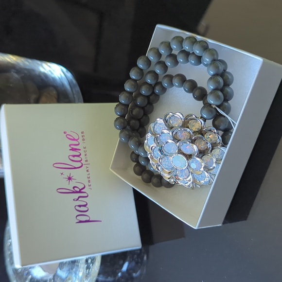 NWT - Lia Sophia Nordica Crystal Flower Bracelet with Gray Resin Beads - Picture 9 of 11